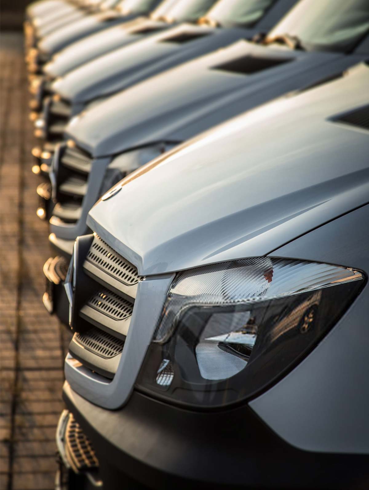 Várias Mercedes cinzas enfileiradas em perspectiva